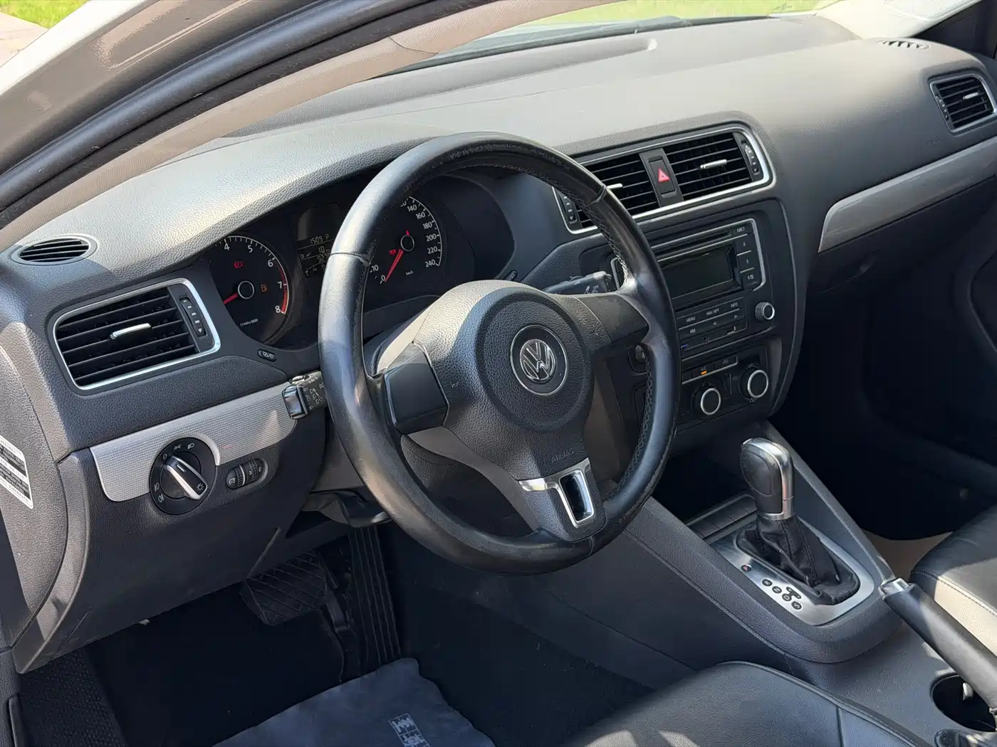 Volkswagen Sagitar 2015 1.6L Automatic Comfort фото 8