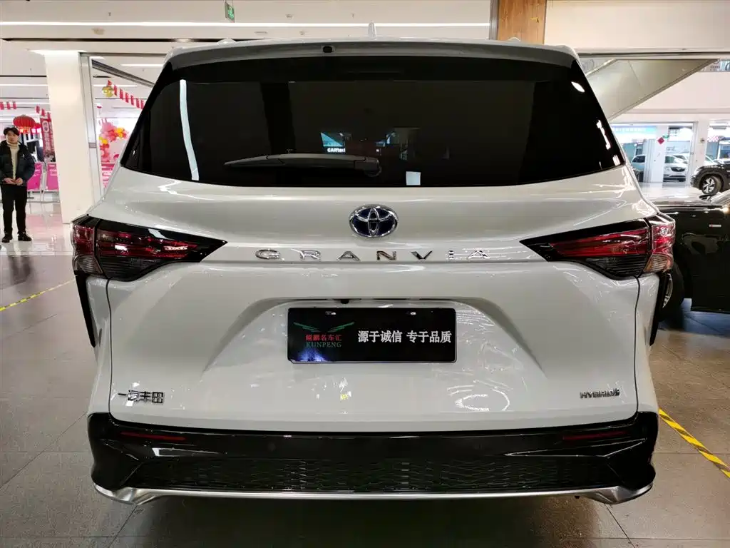 Toyota Granvia 2023 2.5L Hybrid Prestige PLUS Edition фото 4