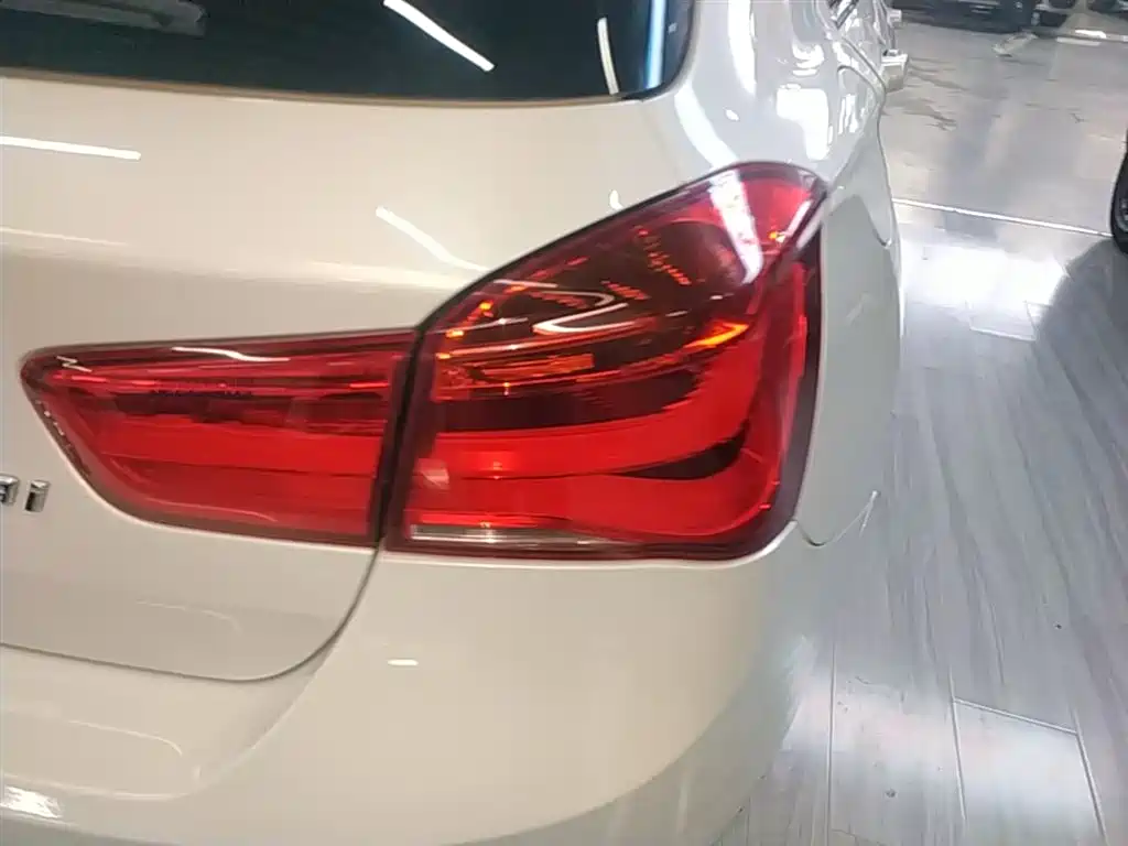 BMW 1 Series (Import) 2016 118i Leading фото 8