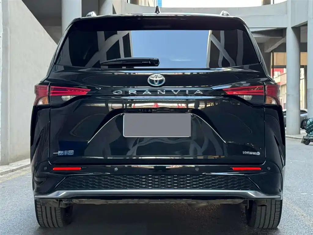 Toyota Granvia 2023 2.5L Hybrid VIP Edition фото 4