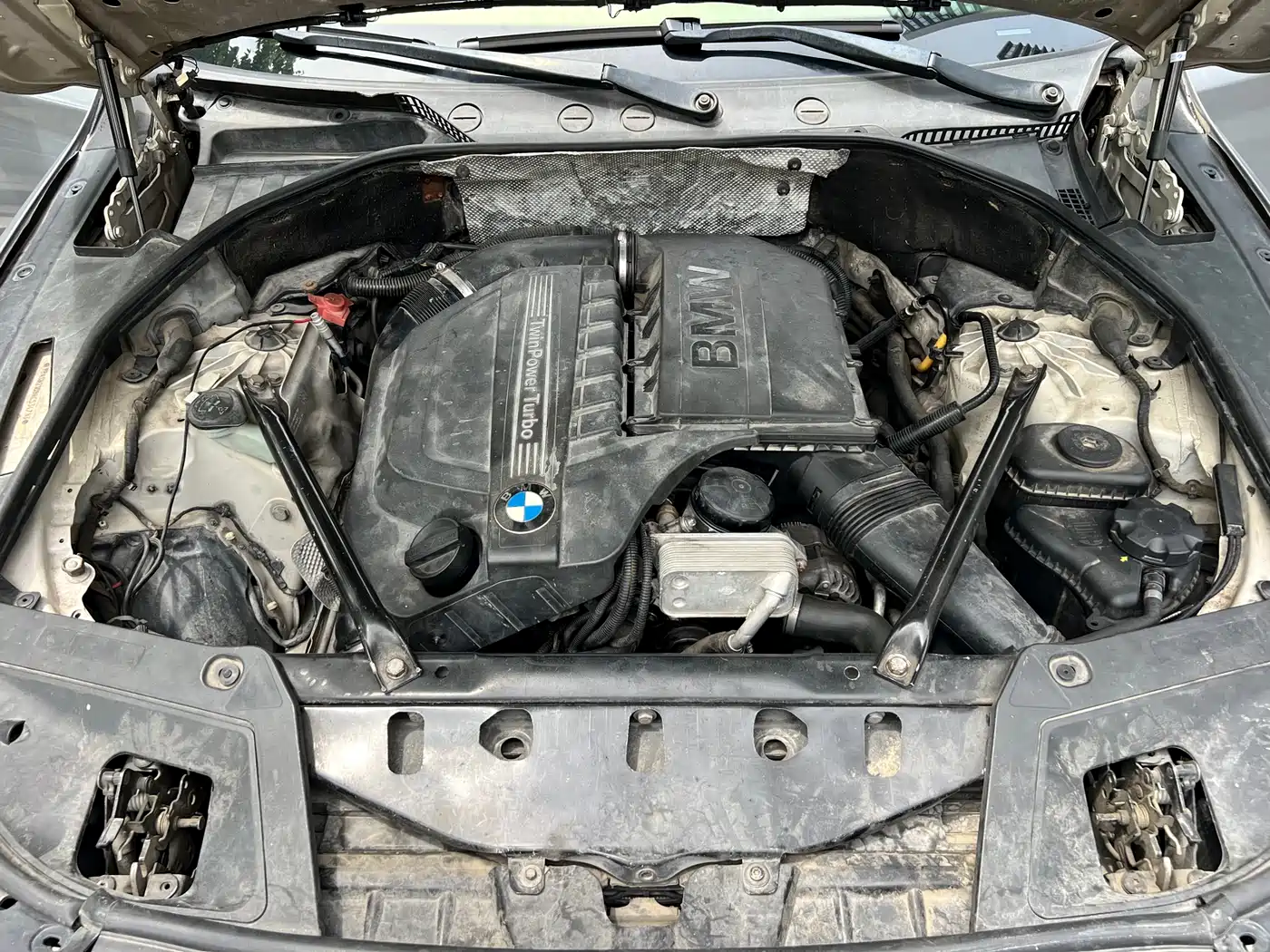 BMW 5 Series GT 2010 535i Leading Model фото 26