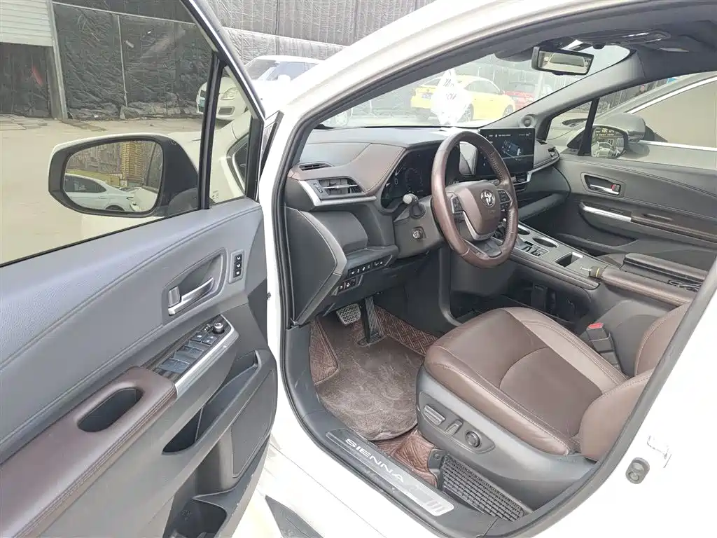 Toyota Sienna 2023 2.5L Hybrid Platinum Edition фото 12