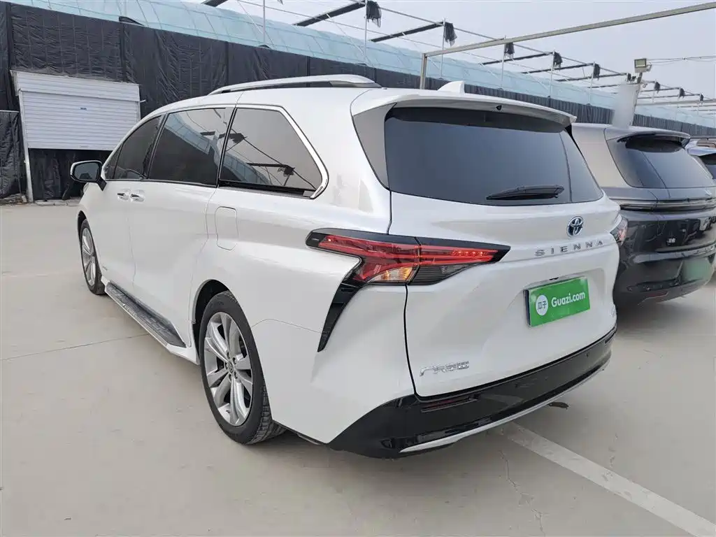 Toyota Sienna 2023 2.5L Hybrid Platinum Edition фото 23