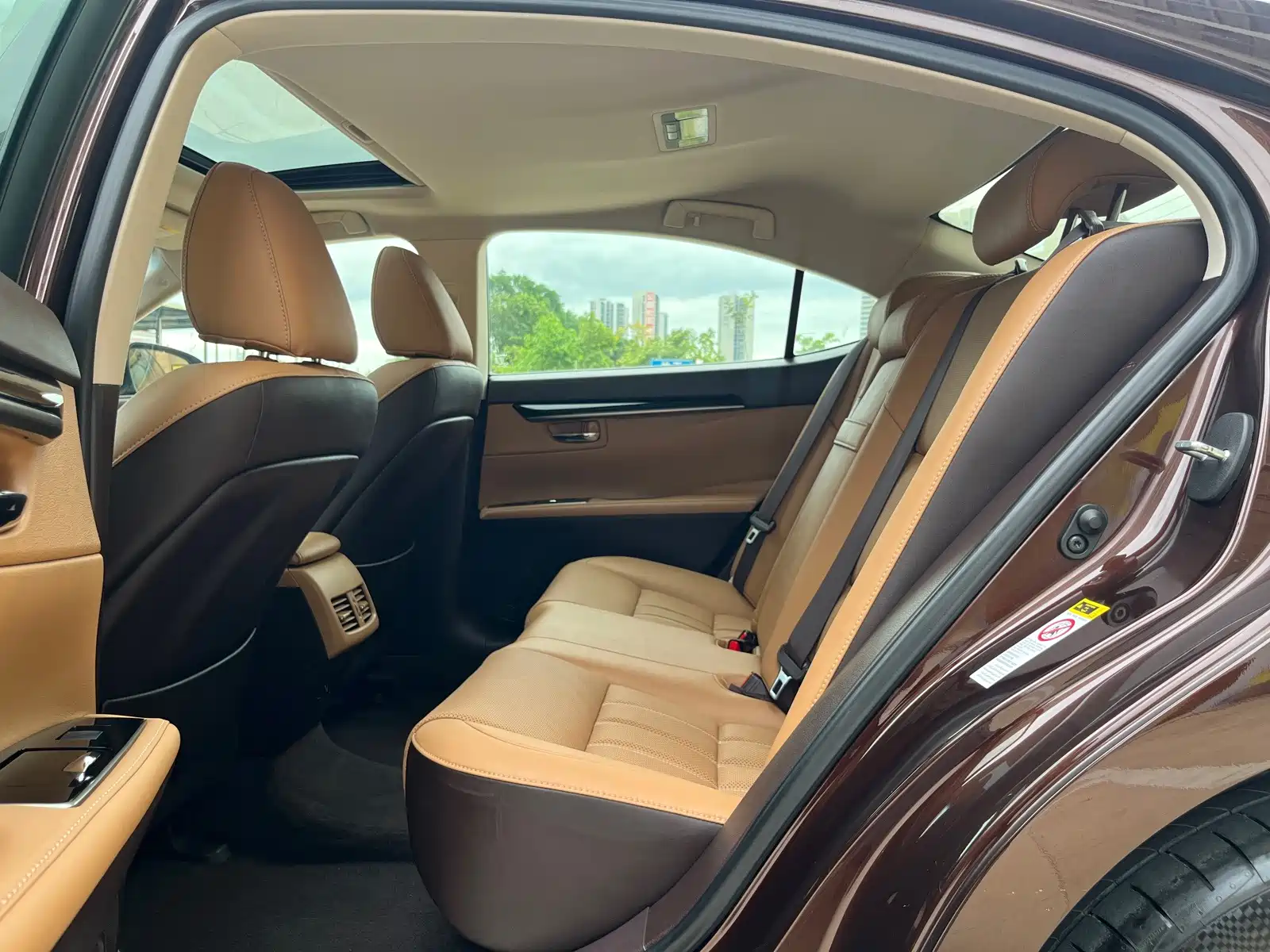 Фото 6 - Lexus ES