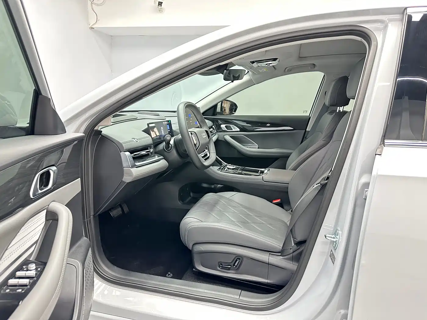 Geely Galaxy Galaxy A7 2025 EM-i 150km Explorer+ Edition фото 15