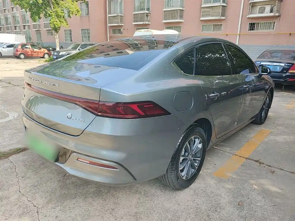 BYD Qin PLUS 2024 Glory Edition DM-i 55KM Leading фото 7