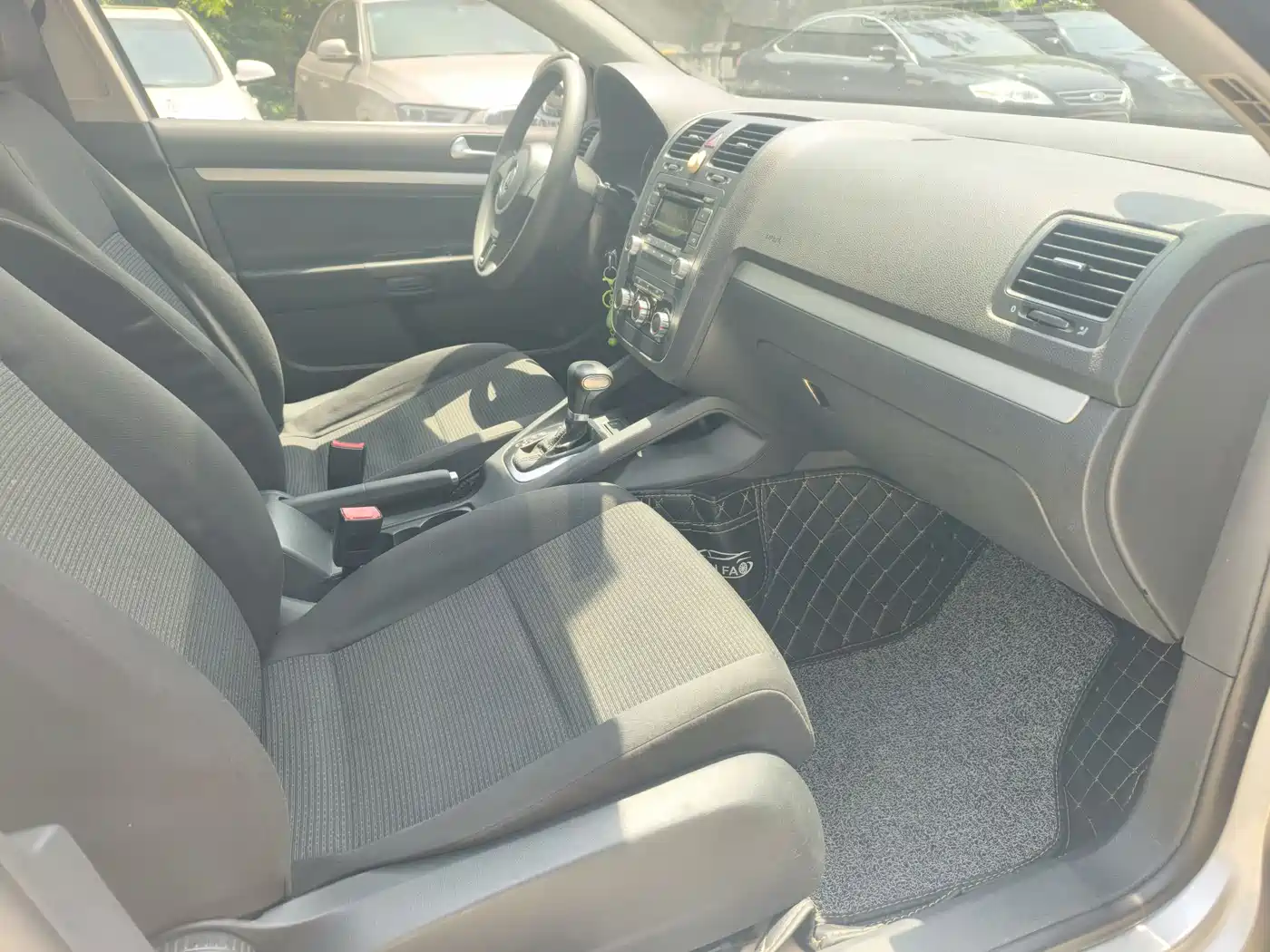 Volkswagen Sagitar 2011 1.6L Automatic Fashion фото 11