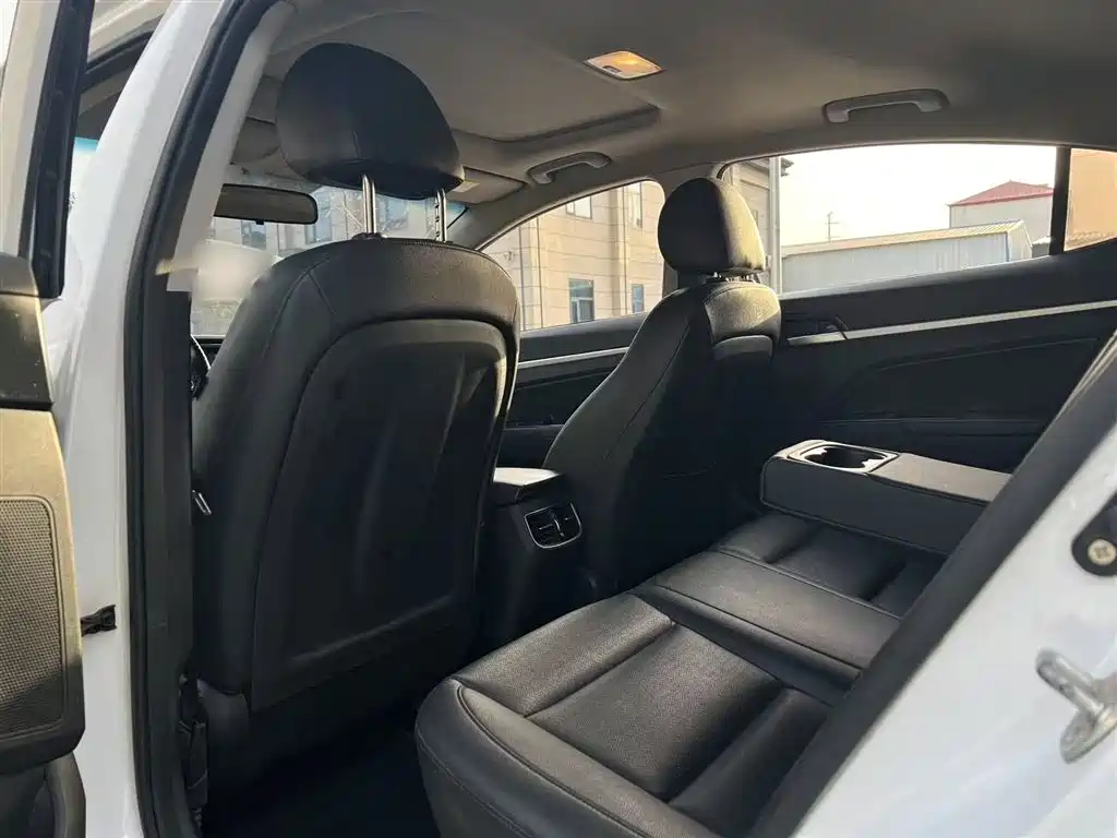 Hyundai Elantra 2016 1.6L Auto Smart·Luxury Edition фото 12