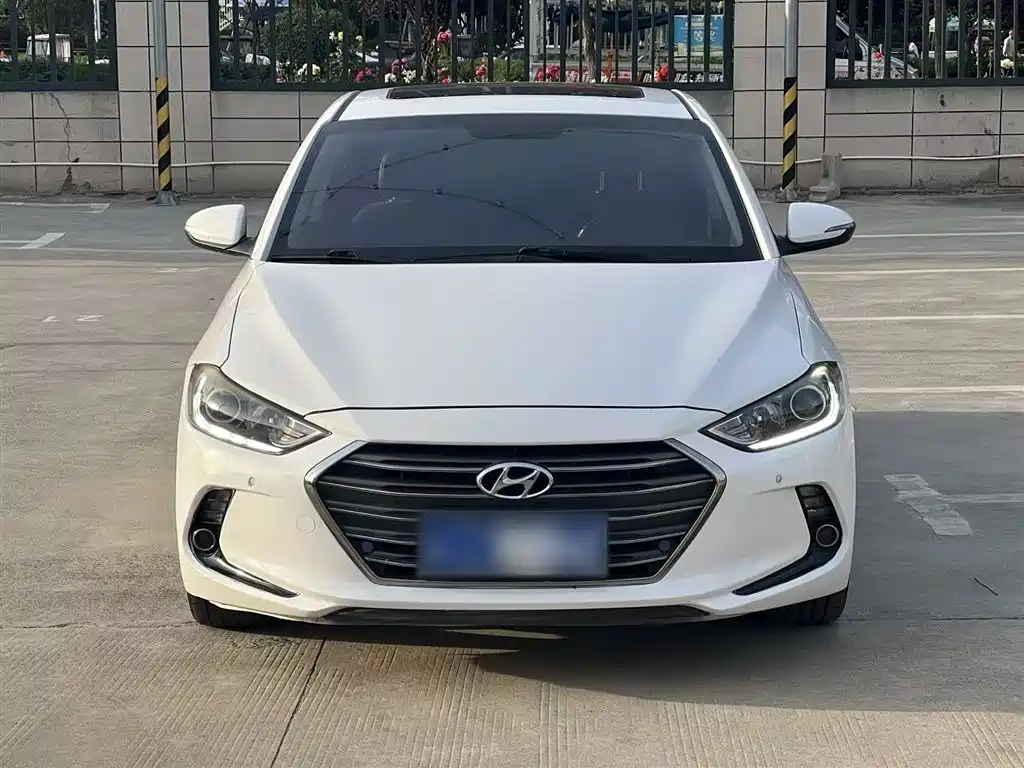 Hyundai Elantra 2016 1.6L Auto Smart·Luxury Edition фото 3