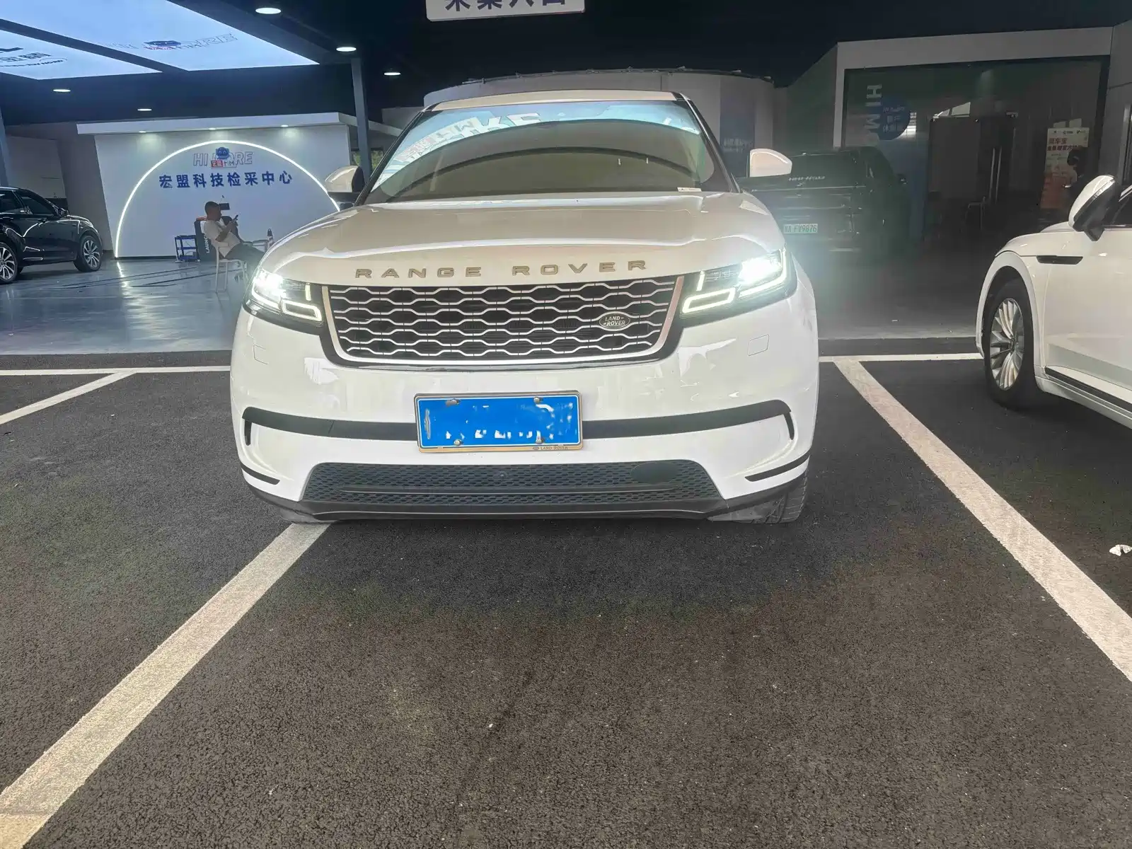 Фото 2 - Land Rover Range Rover Velar