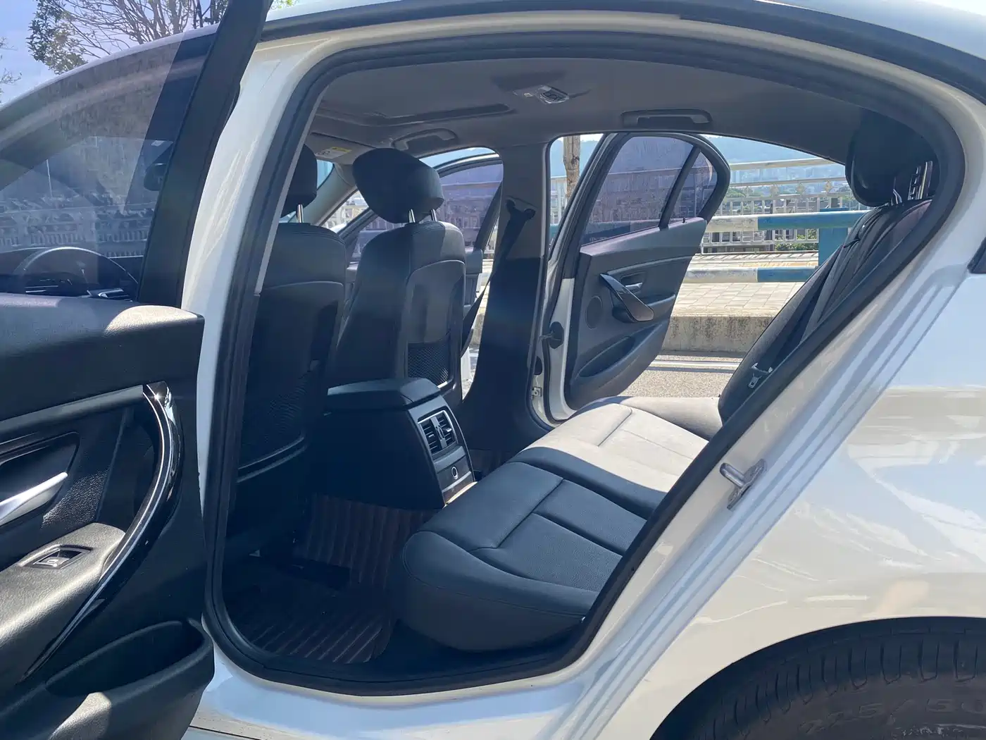 BMW 3 Series 2018 318i фото 9