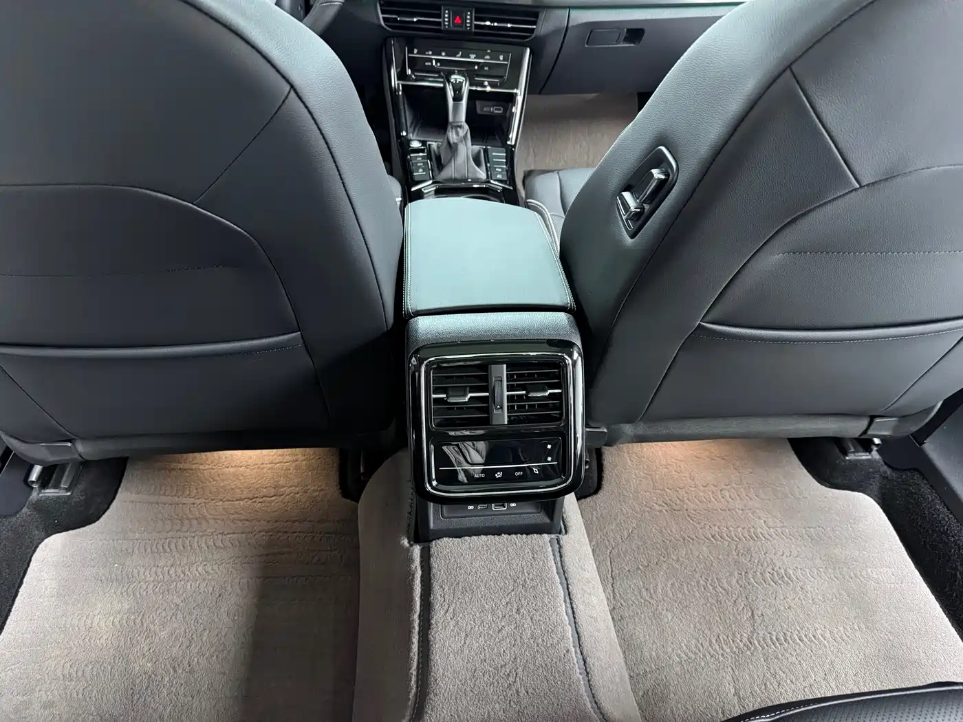 Volkswagen Passat 2023 380TSI Luxury Edition фото 13