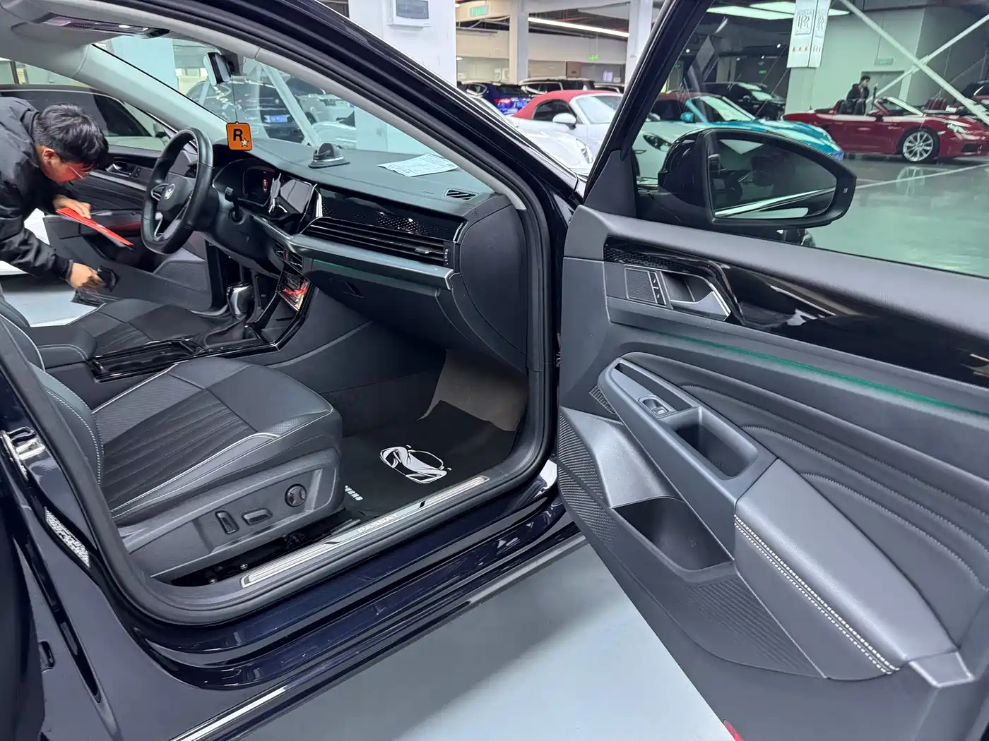 Volkswagen Passat 2023 380TSI Luxury Edition фото 17