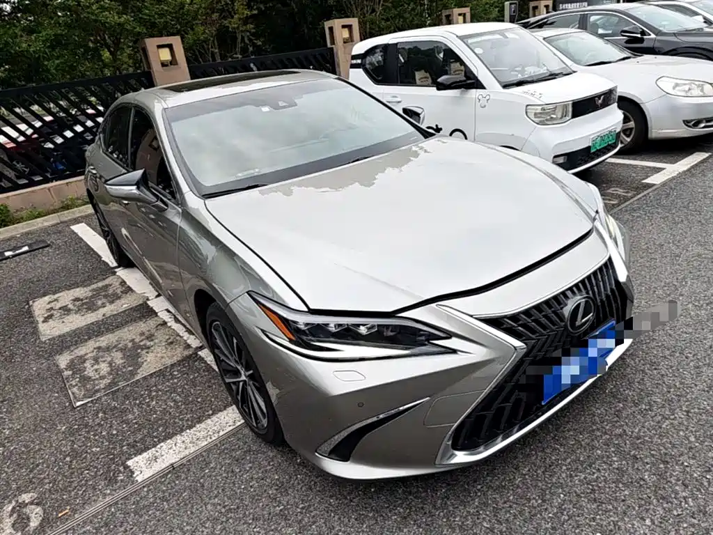 Lexus ES 2022 300h Ultimate Edition фото 7