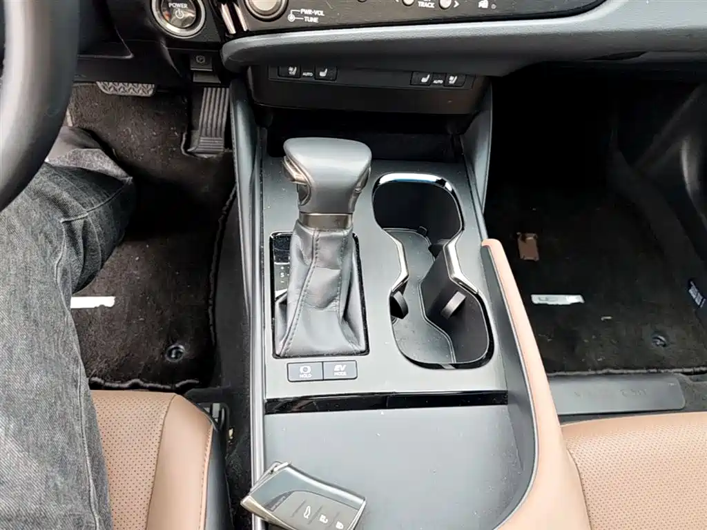 Lexus ES 2022 300h Ultimate Edition фото 21