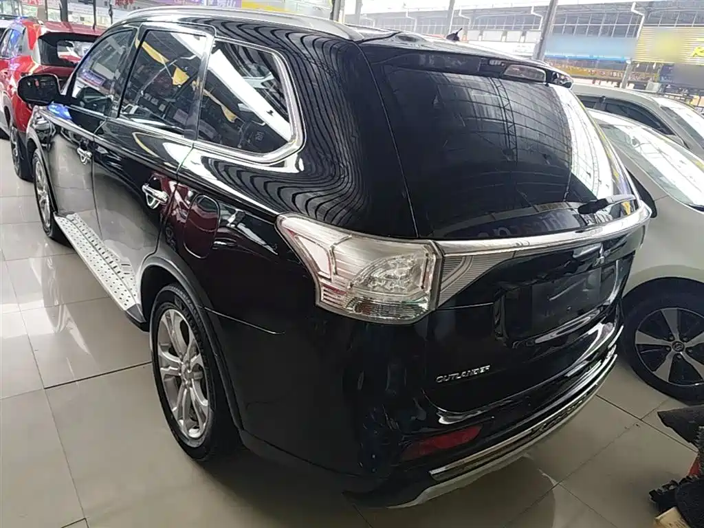 Mitsubishi Outlander (Import) 2014 2.4L 4WD Luxury Value Edition 5-seater фото 5