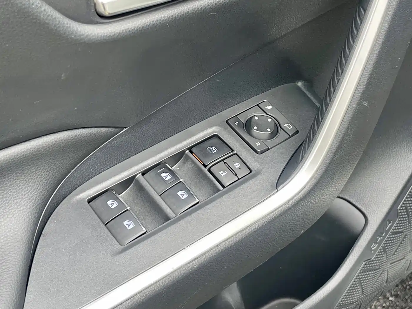 Toyota RAV4 Rongfang 2020 Hybrid 2.5L E-CVT AWD Elite Edition фото 7