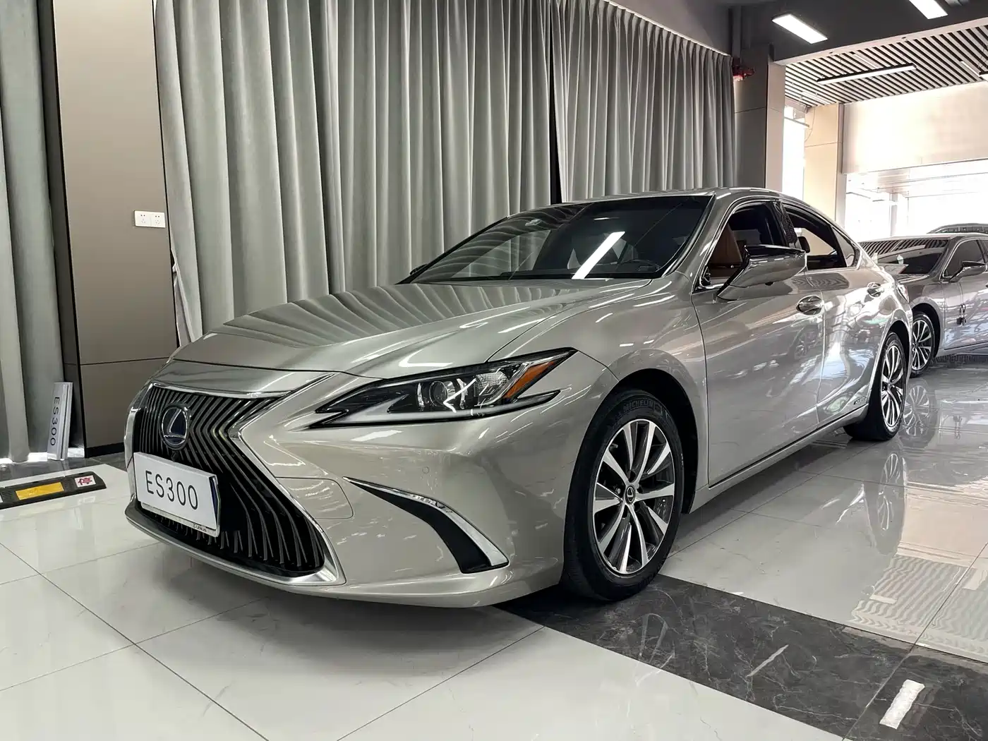 Lexus ES 2018 300h Excellence Edition China V фото 3
