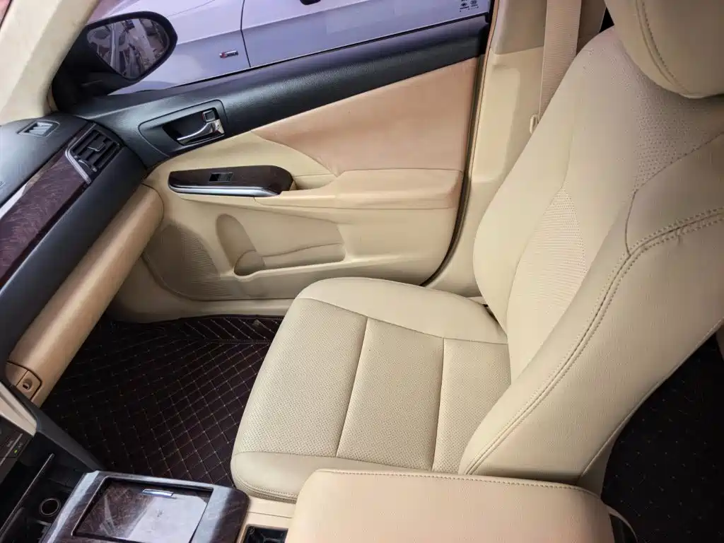 Фото 10 - Toyota Camry