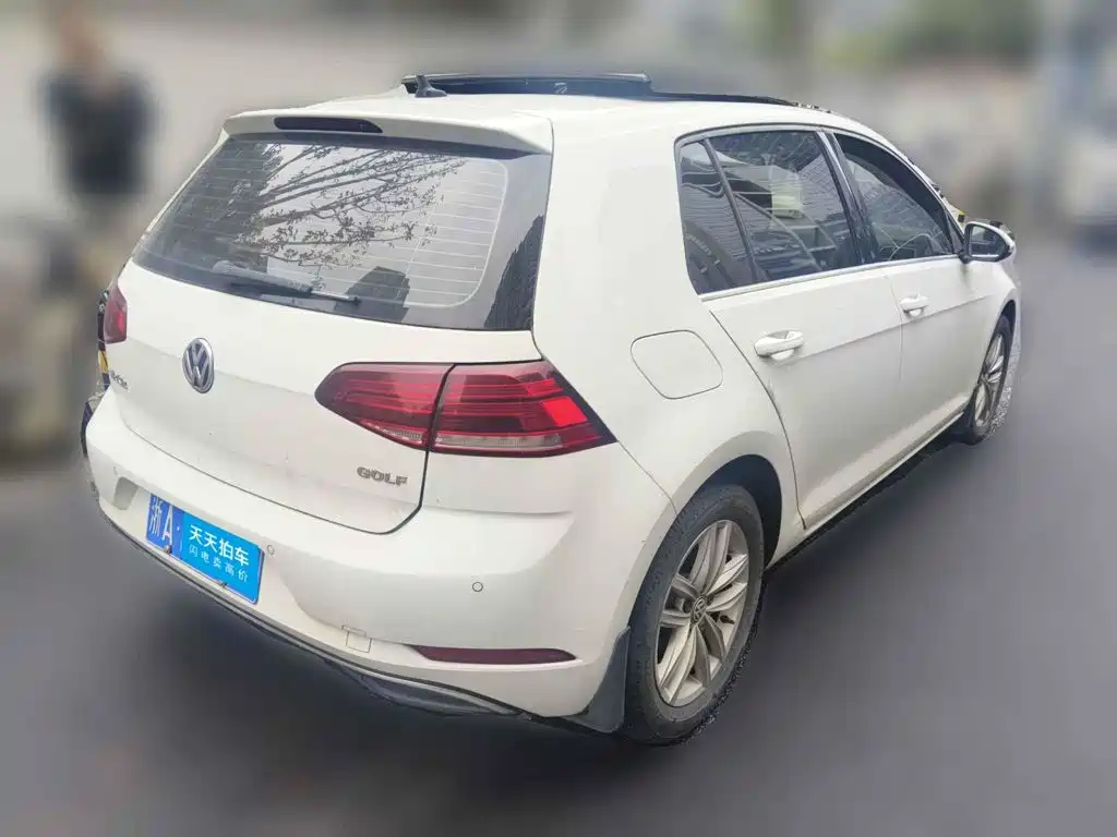 Photo 2 - Volkswagen Golf