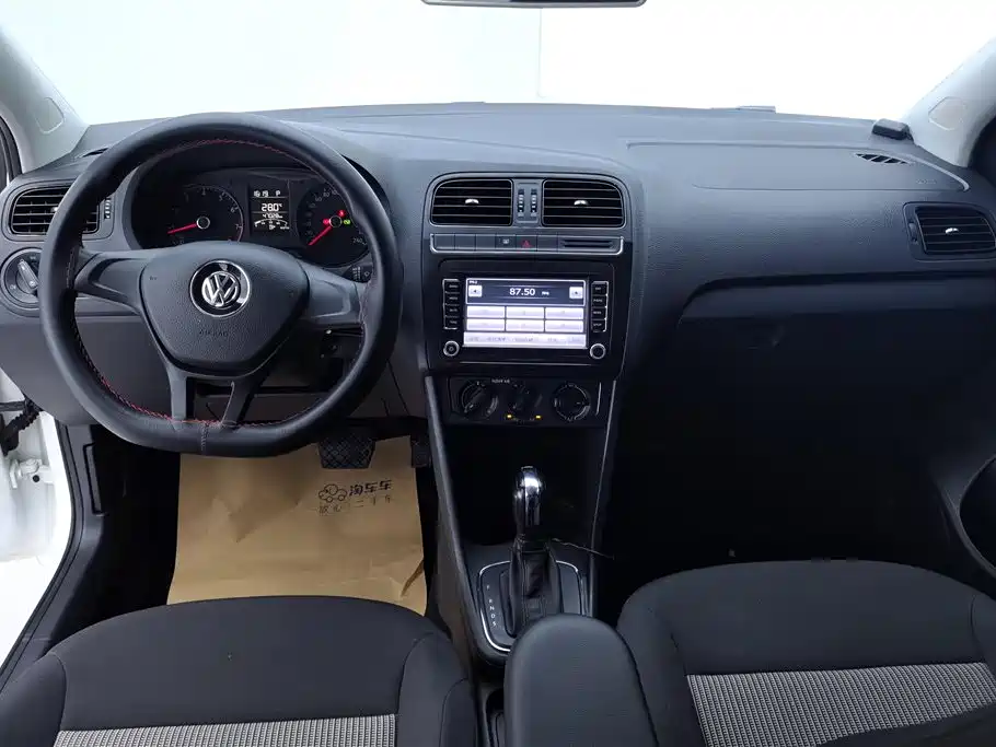 Volkswagen Polo 2016 1.4L Automatic Trend фото 12