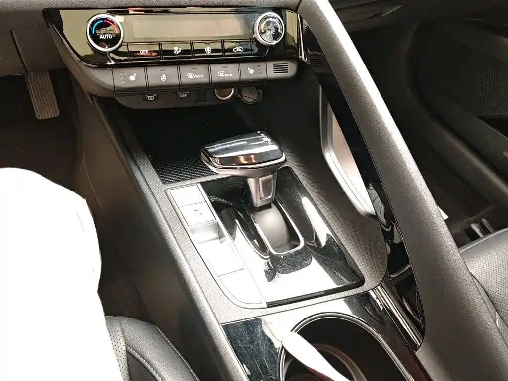 Hyundai Elantra 2023 Model 1.5L CVT LUX Premium Edition фото 6
