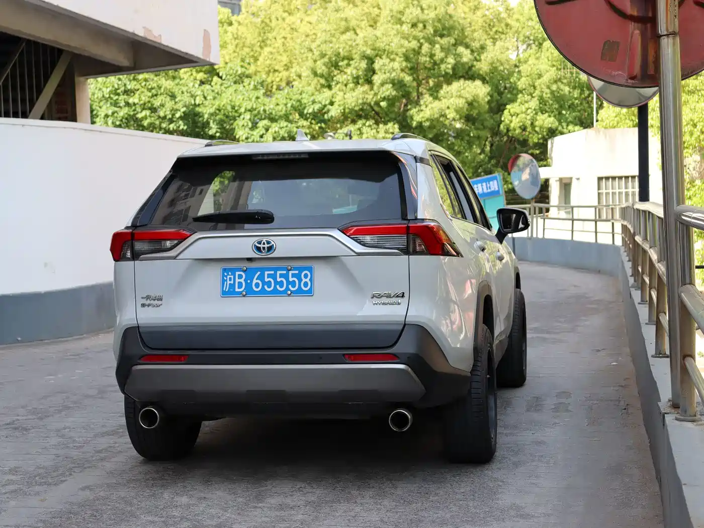 Toyota RAV4 Rongfang 2020 Hybrid 2.5L E-CVT AWD Flagship Edition фото 5