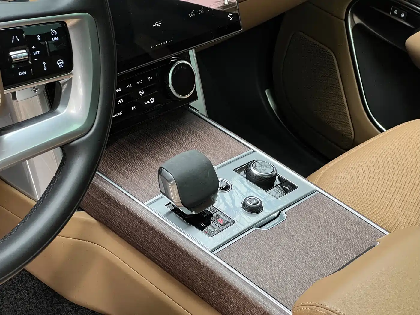 Land Rover Range Rover 2024 2023 3.0 L6 360PS Golden Age Edition
