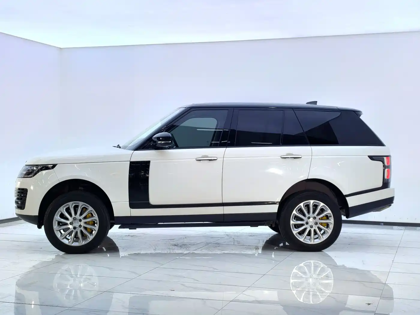 Land Rover Range Rover 2020 3.0 L6 Heritage Edition фото 23