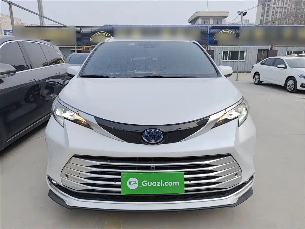 Toyota Sienna 2023 2.5L Hybrid Platinum Edition фото 3