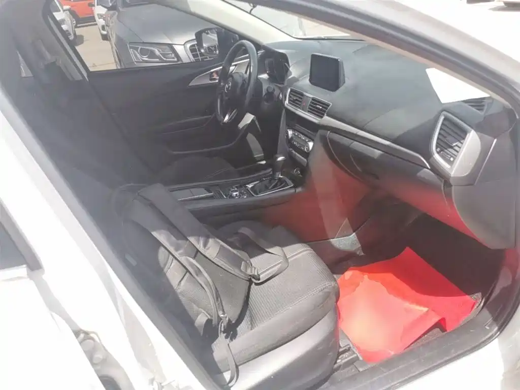 Фото 25 - Mazda Mazda 3