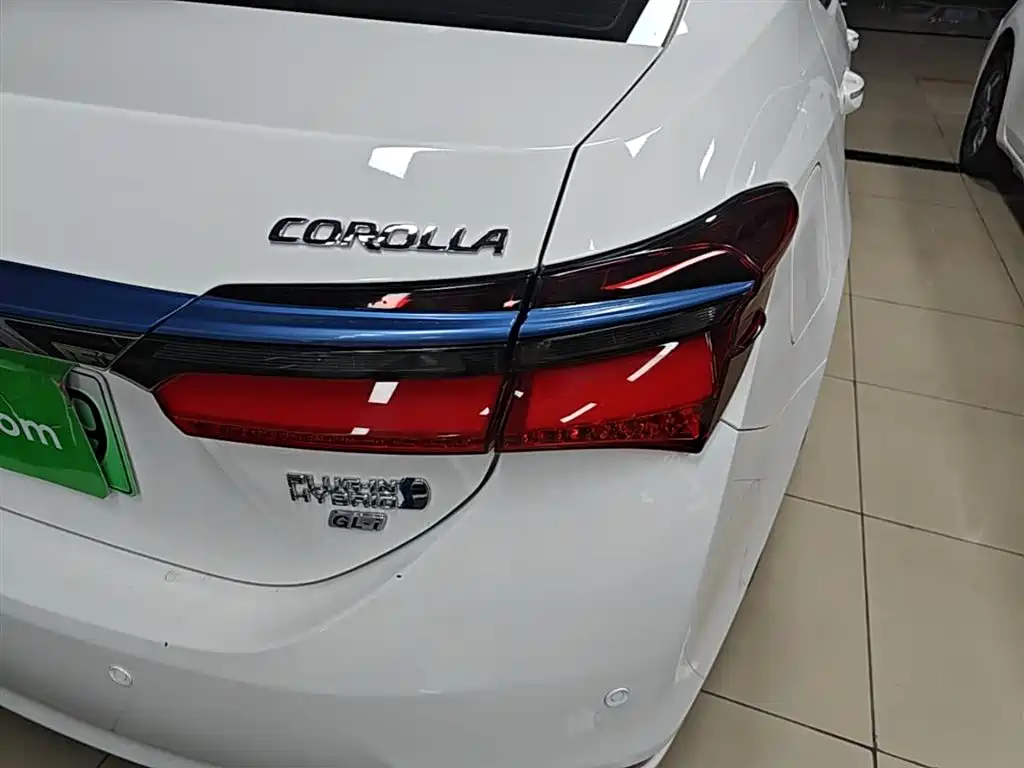 Toyota Corolla Twin Engine E+ 2019 1.8L E-CVT Leading Edition фото 8