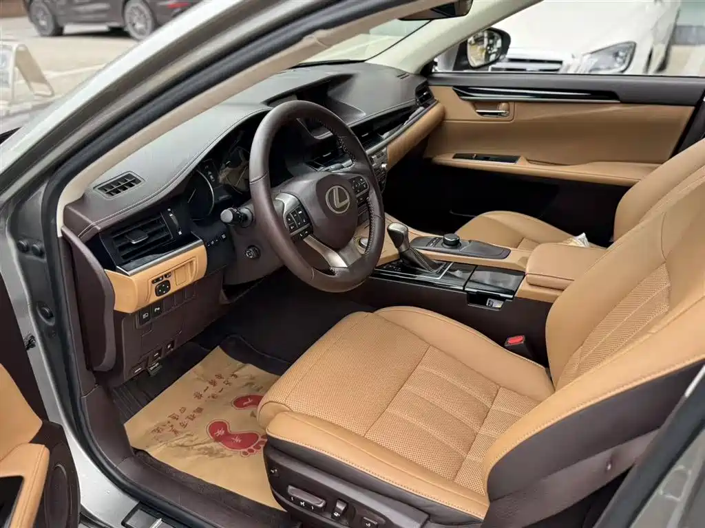 Lexus ES 2015 300h Comfort Edition фото 10