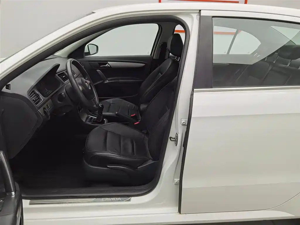 Volkswagen Lavida 2013 Facelift Classic 1.6L Manual Comfort фото 10