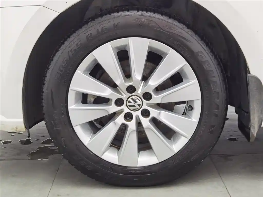 Volkswagen Lavida 2013 Facelift Classic 1.6L Manual Comfort фото 17