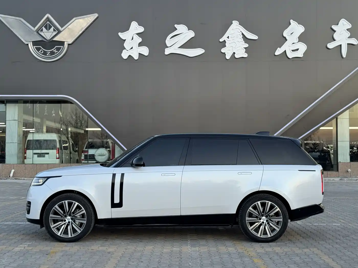 Land Rover Range Rover 2025 3.0 L6 400PS Genesis Extended Wheelbase фото 9