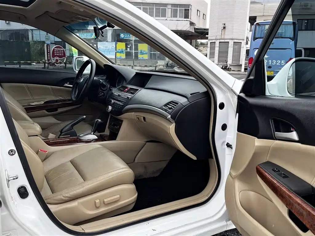 Фото 16 - Honda Accord