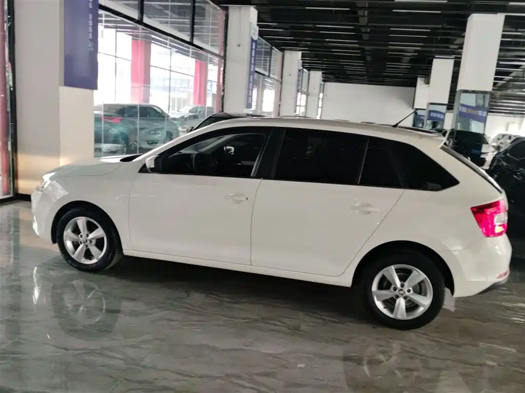 Škoda Skoda Rapid Spaceback 2019 1.5L Automatic Comfort Edition фото 4