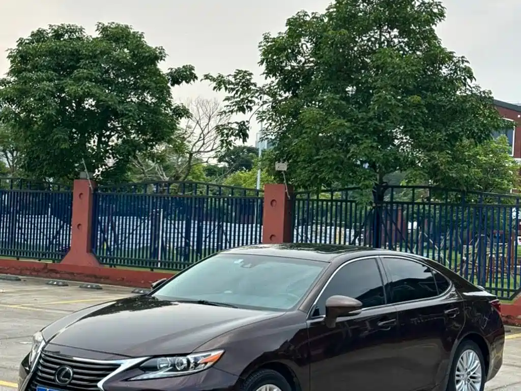 Фото 1 - Lexus ES