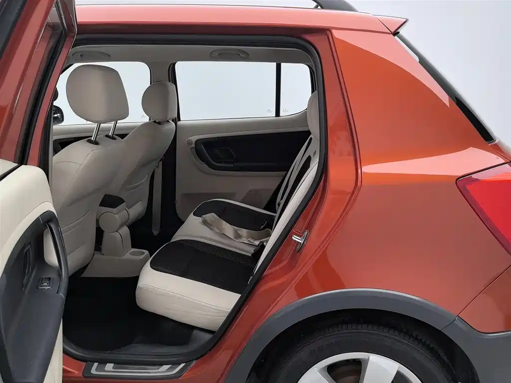 Škoda Fabia 2012 1.6L Scout фото 15