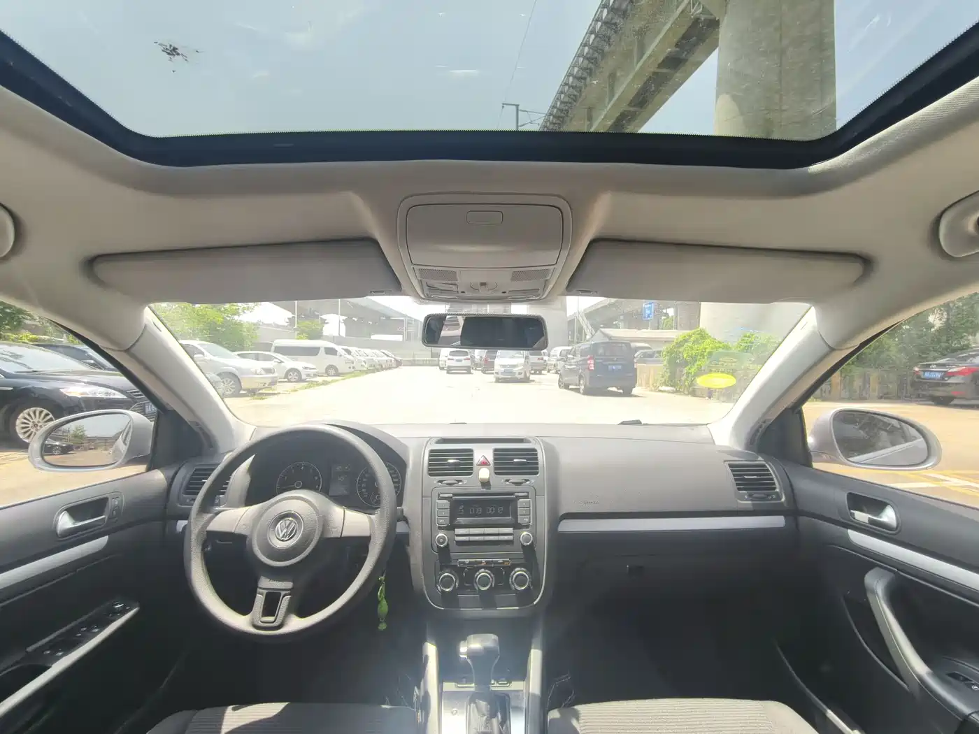 Volkswagen Sagitar 2011 1.6L Automatic Fashion фото 6