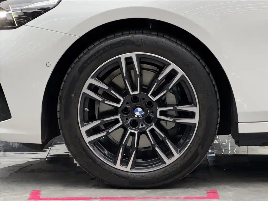 BMW 5 Series 2026 530Li Leading M Sport Package фото 4