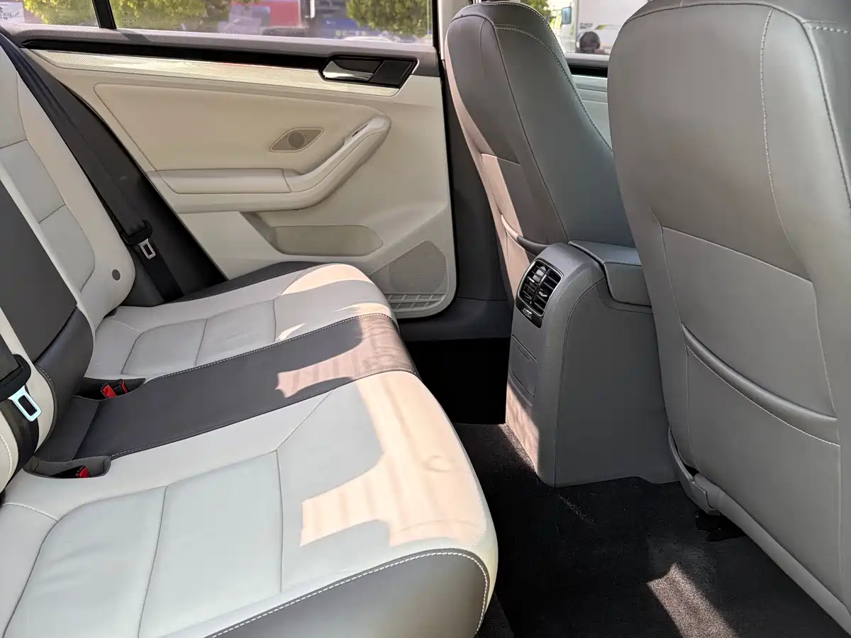 Volkswagen Sagitar 2015 1.6L Automatic Comfort фото 8