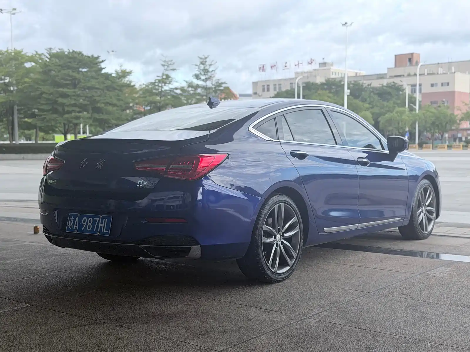 Фото 4 - Hongqi H5