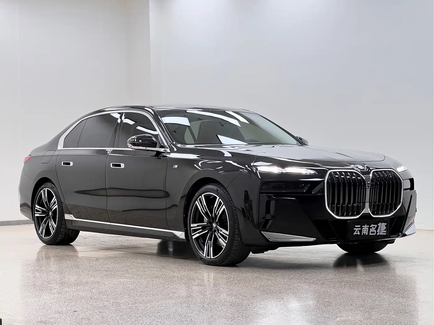 BMW 7 Series 2023 Model 740Li Leading M Sport Package фото 3