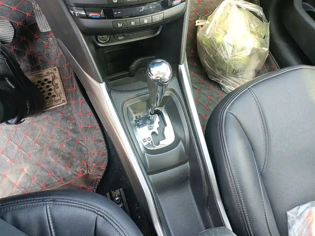 Peugeot 2008 2014 1.6L Automatic Fashion Edition фото 7