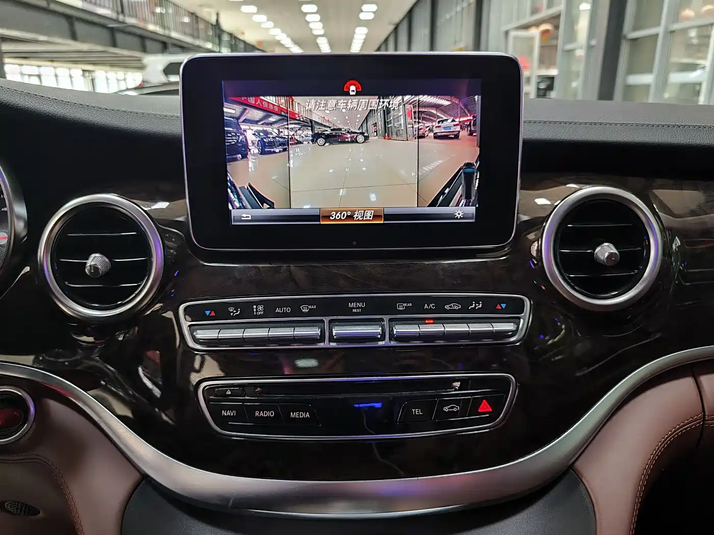 Mercedes-Benz V-Class 2018 V 260 L Premium Long Wheelbase Edition China VI фото 16