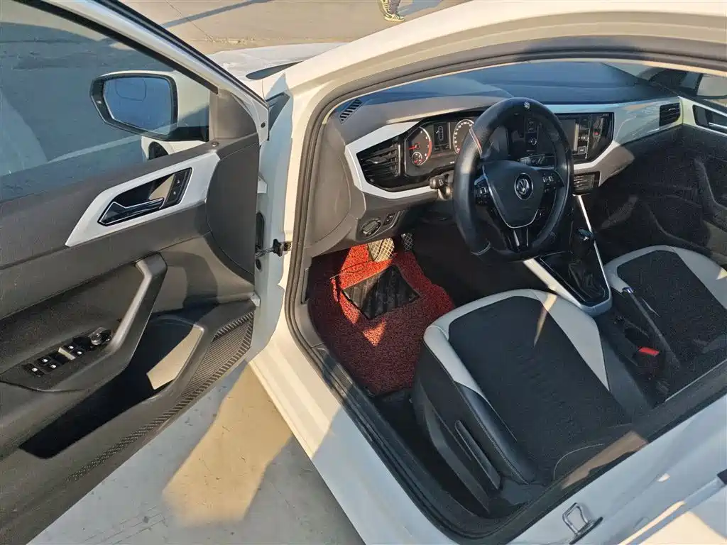 Volkswagen Polo 2019 Plus 1.5L Automatic Colorful Tech Edition фото 16