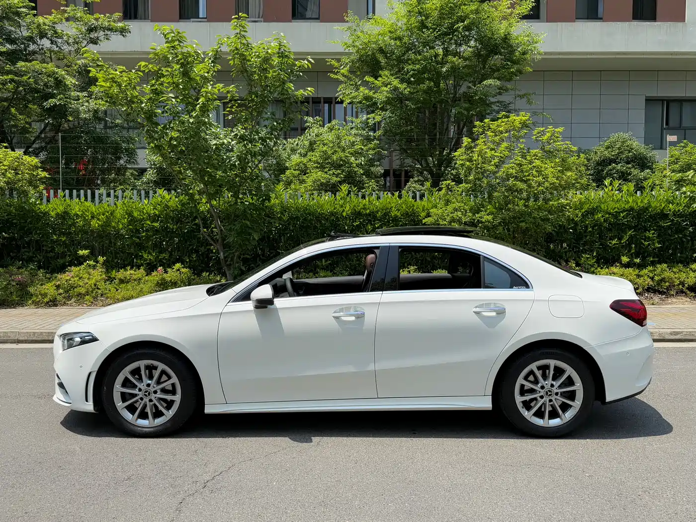 Mercedes-Benz A-Class 2021 A 200 L Sport Sedan Fashion Edition фото 4