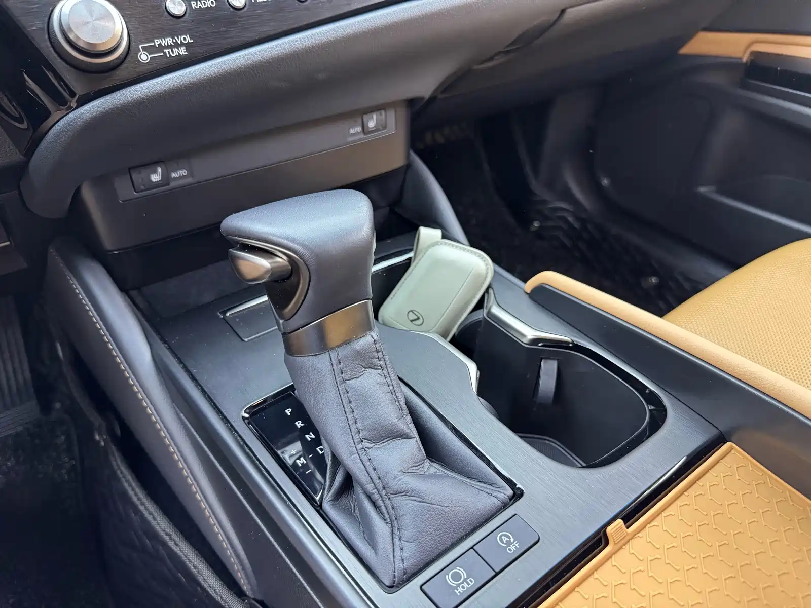 Фото 9 - Lexus ES